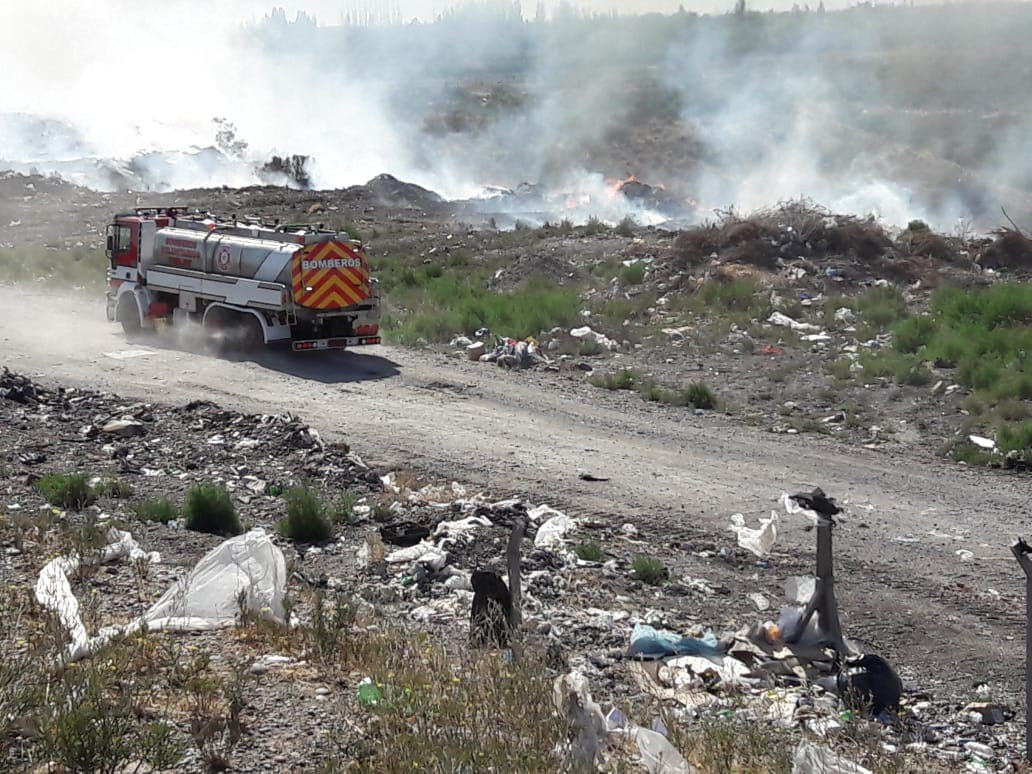 Tras el incendio, continuaron los trabajos en el basural de Trelew
